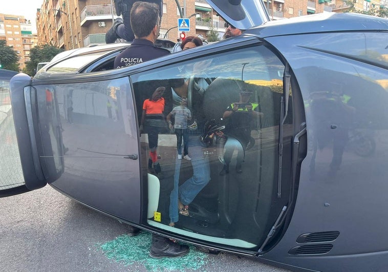 Una mujer herida tras volcar su coche en el cruce entre Arabial y el Camino de Purchil